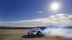 Guida autonoma: Toyota Supra fa drifting da sola. Il video