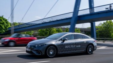 Guida semi-autonoma livello 3 Mercedes: l'ammiraglia elettrica EQS durante i collaudi
