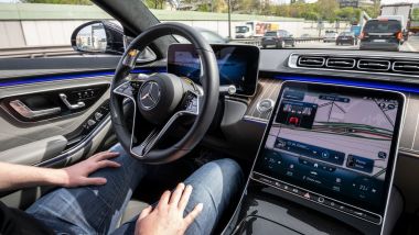 Guida semi-autonoma livello 3 Mercedes: senza mani in autostrada