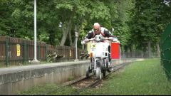 Guinness World Record: Schachermayr in Vespa sui binari del treno