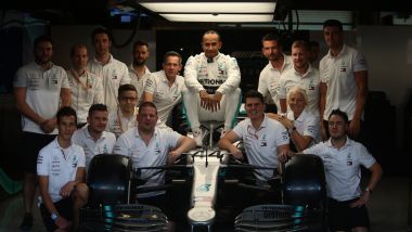 Hamilton, foto di gruppo nel box per il pilota campione del mondo F1 2019
