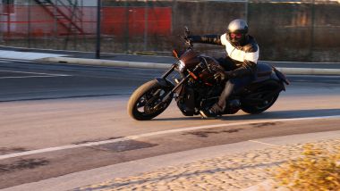 Harley-Davidson FXDR 114 in piega