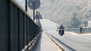 Harley-Davidson Heritage 114 Classic sul ponte che attraversa il lago di Iznajar, Spagna