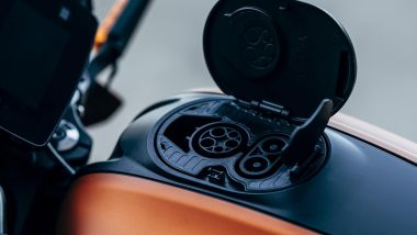 Harley-Davidson LiveWire 2019: il tappo benzina nasconde la presa per la ricarica