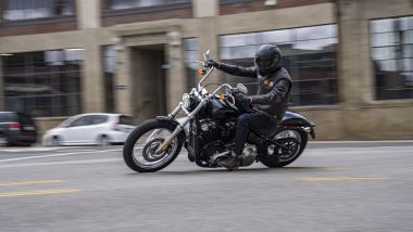 Harley-Davidson Softail Standard 2020 in azione