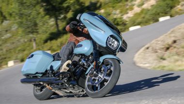 Harley-Davidson Street Glide: col ''bestione'' in curva