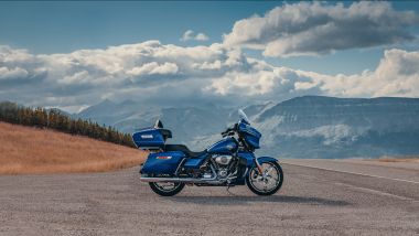 Harley-Davidson Street Glide Ultra 2025 in blu: vista laterale