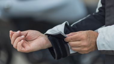 Held Renegade 2: le regolazioni dei polsini con il velcro