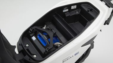 Honda a EICMA 2022: il vano sottosella con la batteria estraibile di EM1 e: