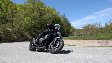Honda CB1000R Black Edition 2021 su un tornante