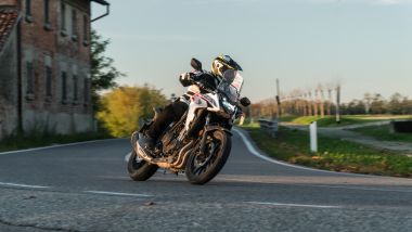 Honda CB500X 2021: si guida 