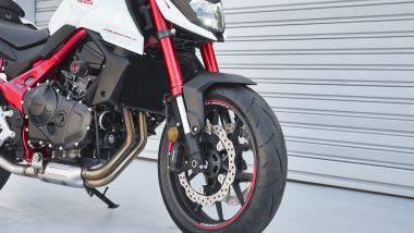 Honda CB750 Hornet 2023: la forcella con foderi di un colore rosso acceso
