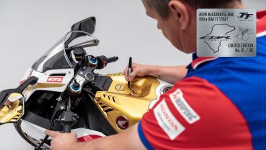 Honda CBR1000RR-R SP John McGuinness replica: la firma del campione sull'airbox