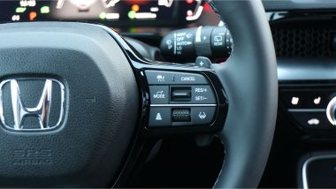 Honda CR-V e:Hev 2024 Advance AWD, i comandi per il cruise control e il computer di bordo