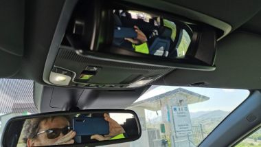 Honda CR-V Hybrid e:HEV, lo specchio a scomparsa per sorvegliare i sedili della seconda fila
