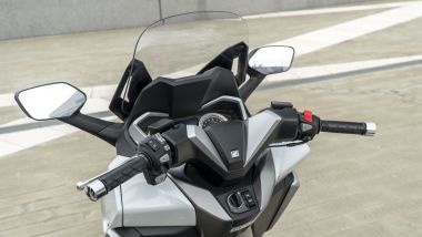 Honda Forza 350: il parabrezza è regolabile elettronicamente tramite il blocchetto sinistro