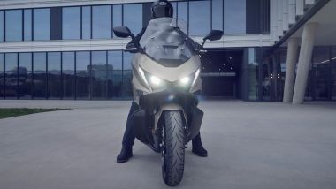 Honda Forza 750 2025, il nuovo frontale con DRL e frecce integrate