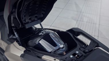 Honda Forza 750 2025, nel sottosella spazio per un casco integrale