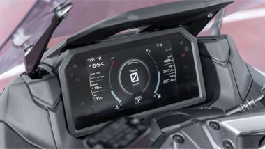 Honda Forza 750 vs Yamaha TMAX Techmax: il display da ben 7'' del TMAX è leggibile e completo, e ha la navigazione cartografica