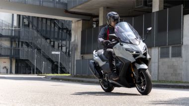 Honda Forza 750 vs Yamaha TMAX Techmax: in città lo scooter di Iwata è il riferimento di categoria