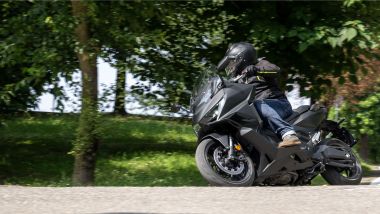 Honda Forza 750 vs Yamaha TMAX Techmax: ottimo l'angolo di piega concesso dal Forza (e dal TMAX)