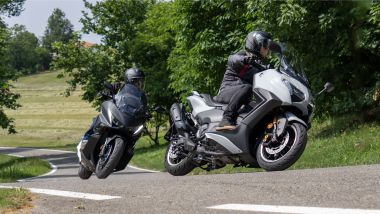Honda Forza 750 vs Yamaha TMAX Techmax: sfida in extraurbano