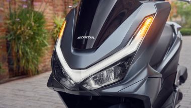 Honda PCX125 2025, le luci anteriori