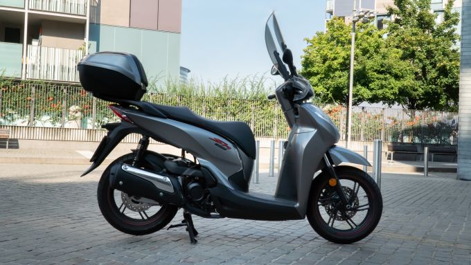 Honda Sh 300i Kymco People S 300 Sym Hd 300 A Confronto Motorbox