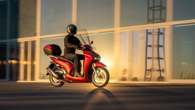Honda SH350i 2021: il modello rosso con parabrezza e bauletto