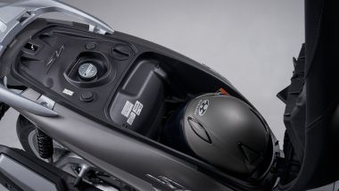 Honda SH350i 2021: il vano sottosella