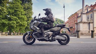 Honda X-ADV 2025: posizione di guida quasi da moto adventure