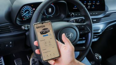 Hyundai Bayon Hybrid 48V collegata allo smartphone tramite l'app Bluelink