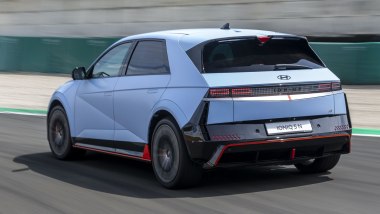 Hyundai brevetta il sistema per avvicinare la guida delle BEV a una sportiva convenzionale