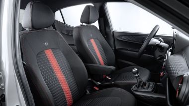 Hyundai i10: i sedili con finiture rosse della versione N Line