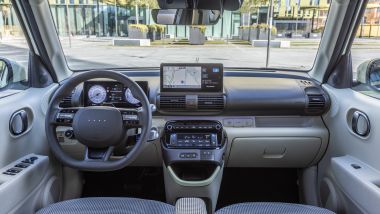 Hyundai Inster: abitacolo versatile e plancia hi-tech con due display da 10,25''