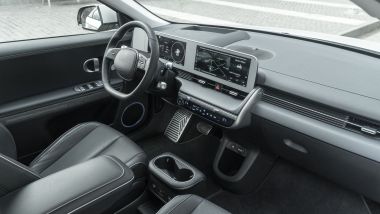 Hyundai Ioniq 5, gli interni moderni e spaziosi