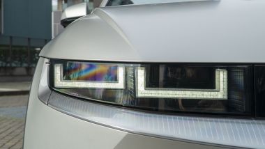 Hyundai Ioniq 5, i gruppi ottici anteriori a LED