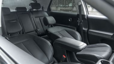 Hyundai Ioniq 5, i sedili in modalità ''relax'' distesi come chaise longue