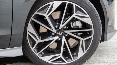 Hyundai Ioniq 6: i cerchi da 20'' con tagli aerodinamici