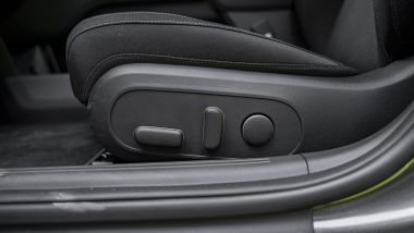 Hyundai Ioniq 6, i comandi elettrici del sedile del guidatore