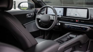 Hyundai Ioniq 6: il posto guida con i due schermi da 12,3''