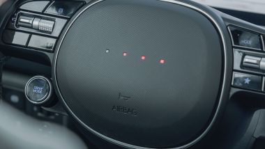 Hyundai Ioniq 6: il volante con i LED che ''parlano''