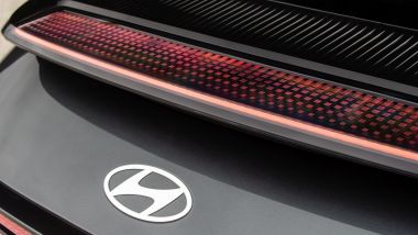 Hyundai Ioniq 6: le luci a LED corrono lungo tutto lo spoiler