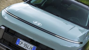 Hyundai Kona Hybrid 2023: il frontale definito dal LED a tutta larghezza