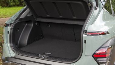 Hyundai Kona Hybrid 2023: il vano bagagli è ampio e ben sfruttabile