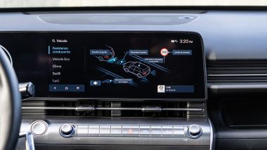 Hyundai Kona, infotainment: il menu degli aiuti alla guida