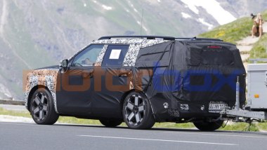 Hyundai Santa Fe: i prototipi del maxi SUV coreano durante i collaudi su strada