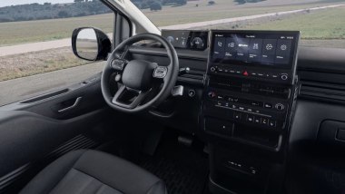 Hyundai Staria Cargo: abitacolo automobilistico con plancia digitale e infotainment connesso