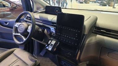 Hyundai Staria, gli interni della versione con cambio automatico
