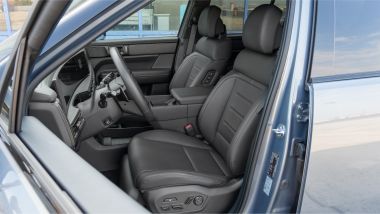 Hyundai Tucson e Santa Fe PHEV: i sedili anteriori della Santa Fe con funzione chaise longue